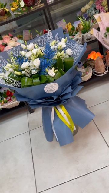 Круглый букет по спирали в корейском плёнке #флористика #bouquet #colors #bouquetflowers смотреть онлайн