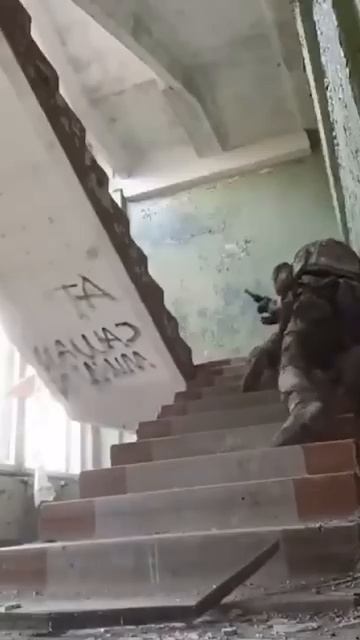 Российский боец ловким движением спасает жизнь себе и товарищам смотреть онлайн