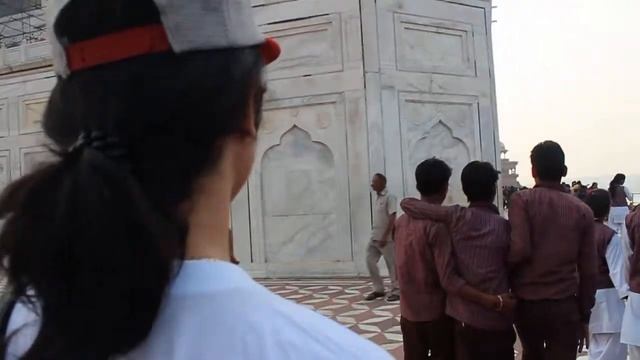 Side view of Taj Mahal смотреть онлайн