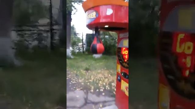 Проверка удара на развлекательном аппарате! Весёлая развлекуха! Физкультура в Парке! смотреть онлайн