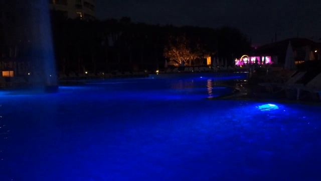 Hotel Miramare Queen, Poolanlage am Abend! смотреть онлайн