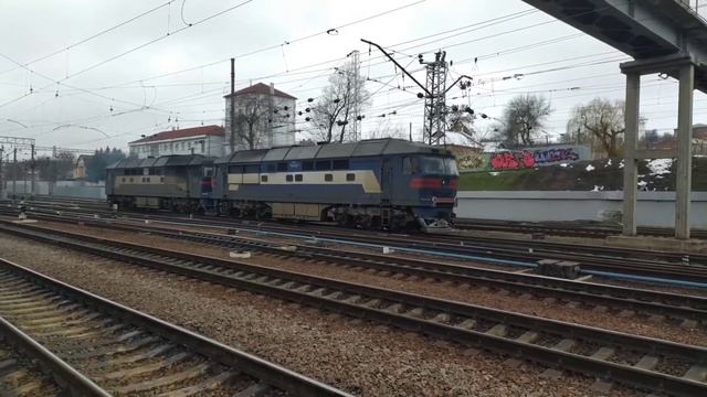 "Редкость :)" Двойная тяга из тепловозов ТЭП70-0056 и ТЭП70-0148 на станции Харьков-Пассажирский смотреть онлайн