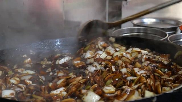 맛에 놀라고 가격에 놀라는 3000원 짜장면/black bean noodles/Korean Street Food смотреть онлайн