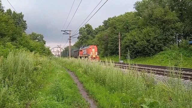 ТЭМ18ДМ-228 С полувагоном и приветливым машинистом смотреть онлайн