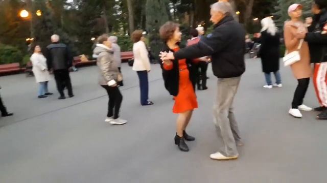 Я и ты падаем в любовь!!! 💃🌹Танцы в парке Горького!!! 💃🌹Харьков 2021 смотреть онлайн