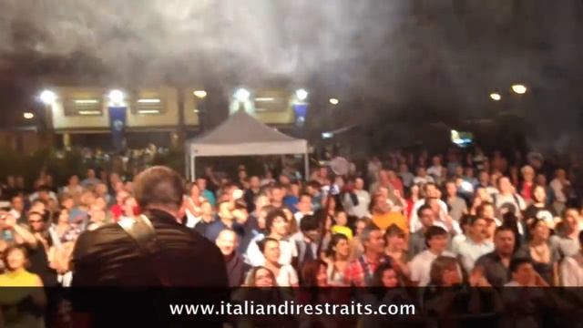 Money for nothing - pubblico del Grespù di Orio Al Serio (Alessio Corona @ Italian Dire Straits) смотреть онлайн