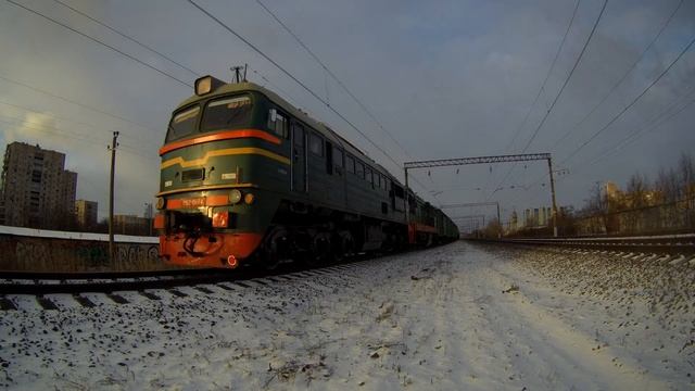 Тепловозы М62-1517 и ЧМЭ3т-6885 с грузовым смотреть онлайн