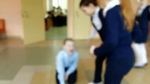 Как девкв 2 класка пинала пацана