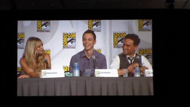 Kaley Cuoco and Harry Potter and Kindle at Comic Con 2010 смотреть онлайн