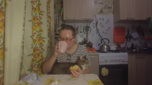 Кушаем с Лёлей хомячу хурму #mukbang смотреть онлайн