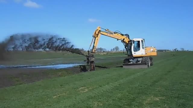 Работа землесоса на стреле экскаватора - очищение канавы смотреть онлайн