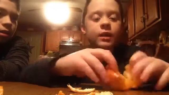 How to peel a clementine or orange like a boss! смотреть онлайн
