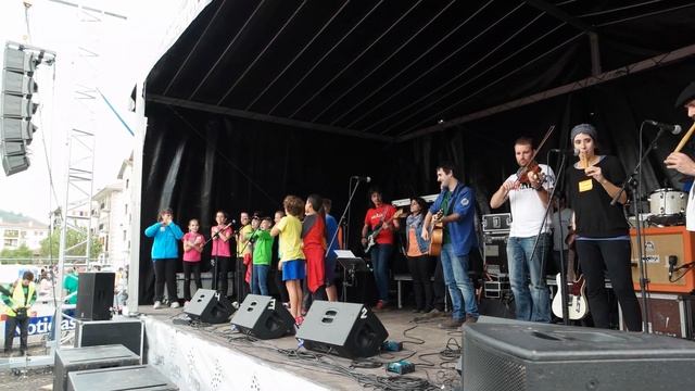 "Hamabortz, Ama bat" Kantua zuzenean 1.Gunean смотреть онлайн