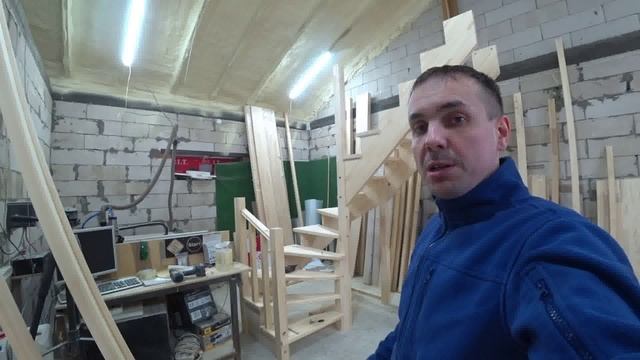 Деревянная лестница в г.Краснокамск на 180 градусов изготовление и установка. смотреть онлайн