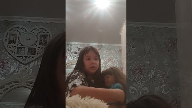 улаживает спать еву