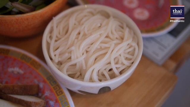 Thaithentic Recipes: Kuay Teaw Lui Suan (Thai Garden Noodle Wrap) by Chef Chuck Valla смотреть онлайн