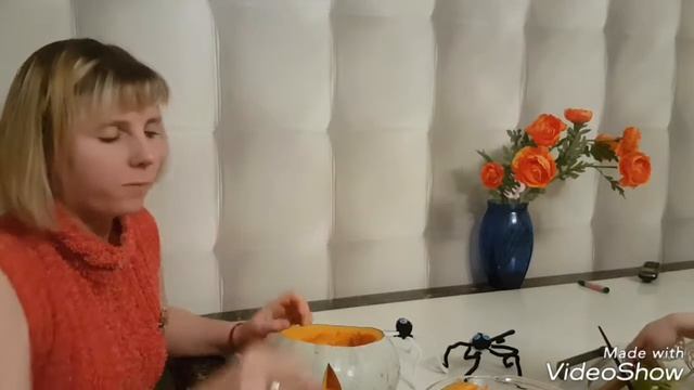 Декор к Хэллоуину: вырезаем тыкву ! ПАУЧКИ! смотреть онлайн