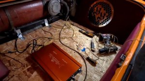 Установка четырехканального усилителя Barracuda 4.100 V.2 в ГАЗ  2410 "Волга"