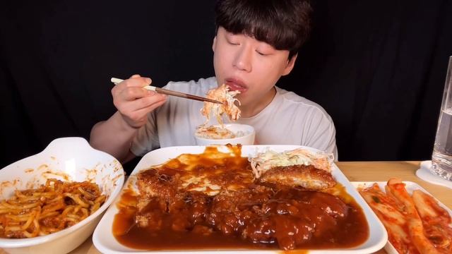 SUB) 소스에 듬뿍 절여진 경양식 돈까스 먹방 ASMR 대왕 치즈돈까스, 등심돈까스에 비프 스파게티, 양배추 샐러드, 밥, 김치까지!! 면미니네 스페셜 돈까스 정식 하나요~☝️ смотреть онлайн