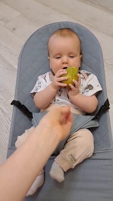 Первый раз пробует грушу🍐 смотреть онлайн