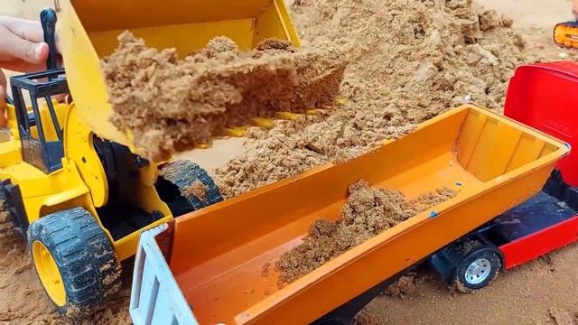Tipper Truck Tractor Excavator loading corn Sand Самосвал Трактор Экскаватор погрузка кукурузы Песо смотреть онлайн