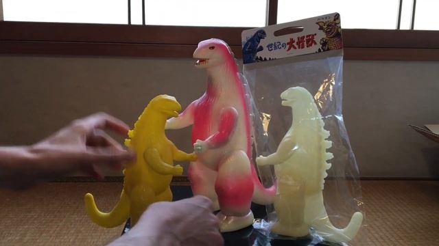 Mail-call: GIANT SAKURA EDITION GLOW-IN-THE-DARK GODZILLA by MARUSAN смотреть онлайн