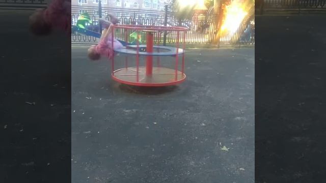 Не хрена девочка на карусели катается смотреть онлайн