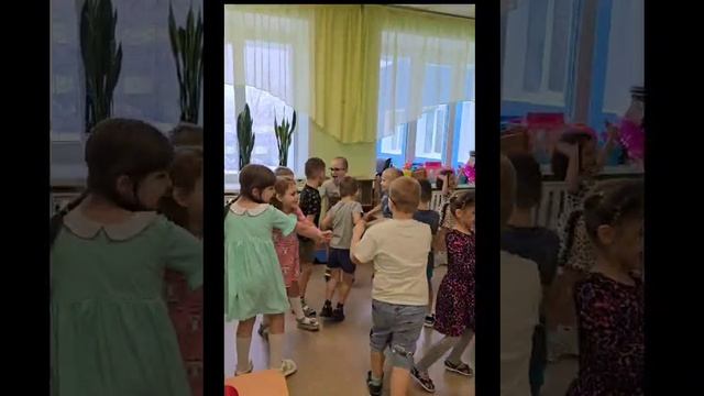 Поздравление для Есении и Макара с днём рождения в детском саду смотреть онлайн