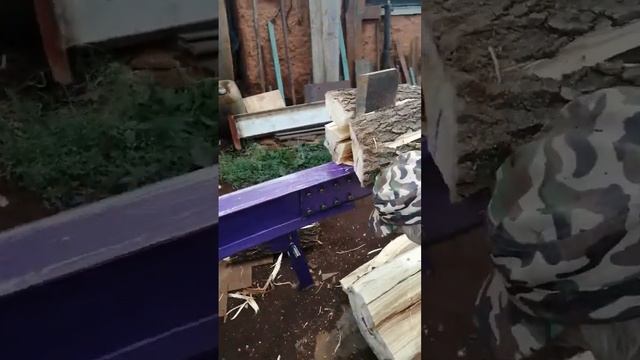 Гидравлический дровокол колет огромный пенек смотреть онлайн