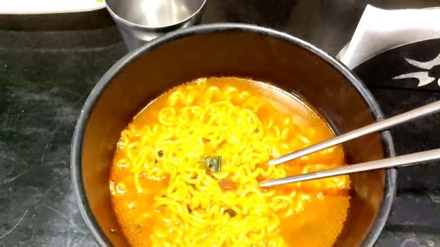 Spicy Ramyun & Kimchi Mukbang at Chef Lee 🥢😲 || Mango MAiCA смотреть онлайн