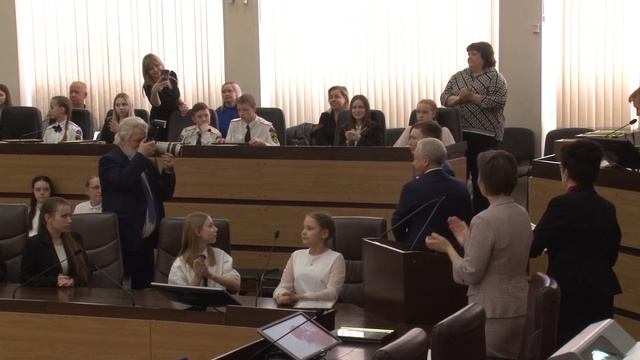 В Братске 100 лучших учащихся школ и учреждений дополнительного образования получили стипендию мэра смотреть онлайн