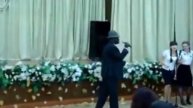 Kenneth Kuyembeh демонстрирует свой талант. смотреть онлайн