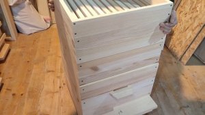 Улей Дадан 12 рамочный. Дно высокое сетчатое с выдвижным щитом 30мм и подморосборником. Крыша двуска