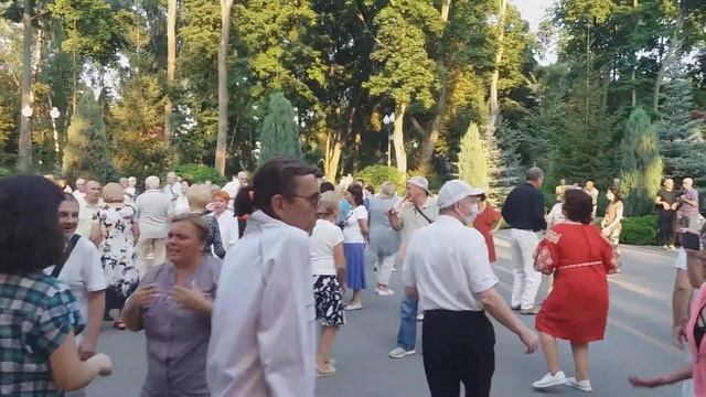 Харьков,танцы в парке, "Больше ты не модный" смотреть онлайн