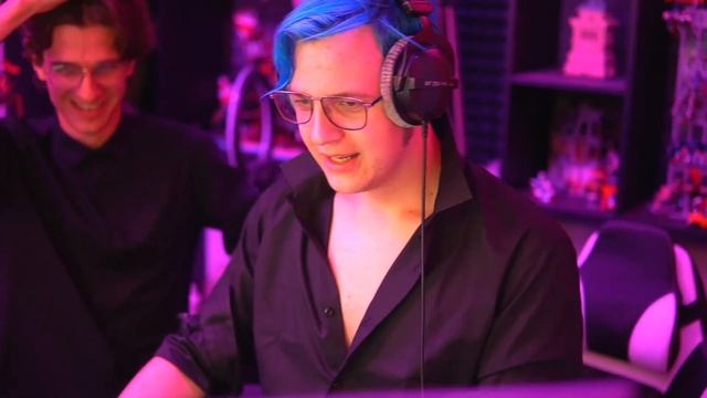 ПЯТЁРКА И МЕЛШЕР ПОЮТ В КАРАОКЕ