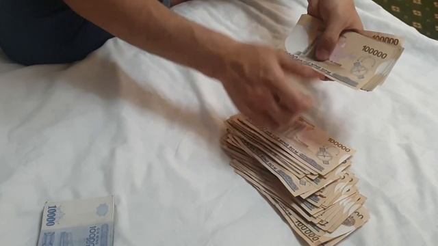 Exclusive! Counting 15 000 000 cash in my bed - millionaire смотреть онлайн