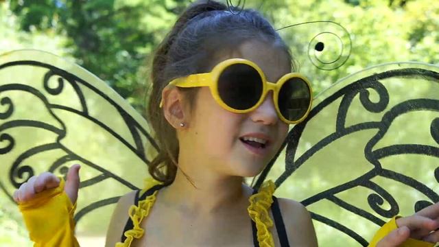 Забавная история маленькой Эммы в лесу с котом. Эмма как пчела. смотреть онлайн