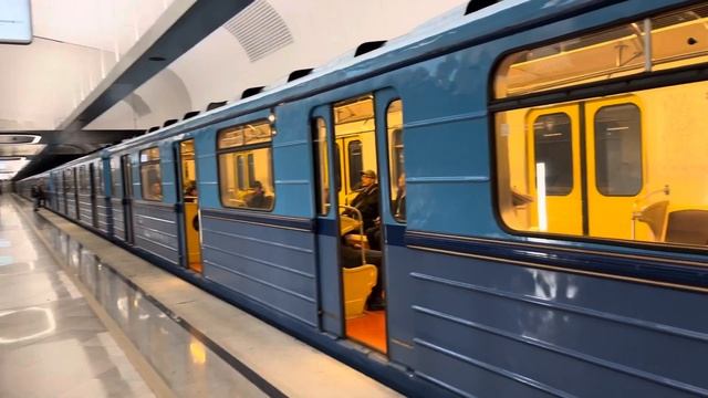 Парадный Еж3/Ем508Т уходит в тупик за станцией «Кленовый Бульвар» смотреть онлайн
