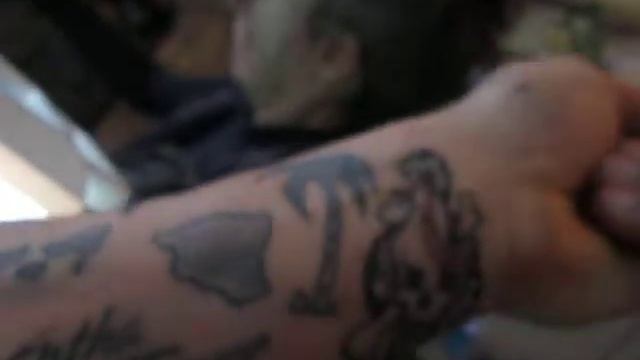 Getting Tribal Hibiscus Tattoos смотреть онлайн