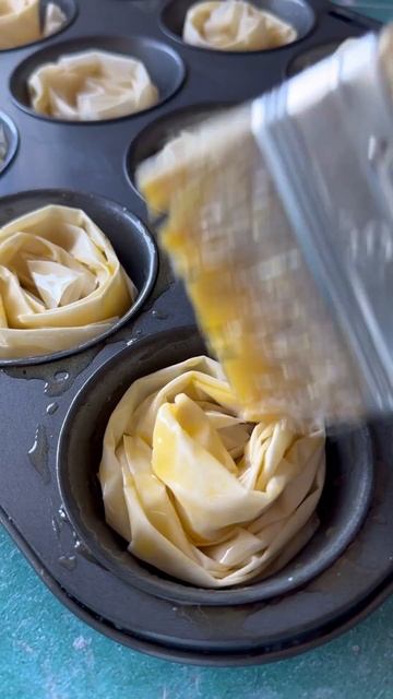 Strawberry and Vanilla Fillo Crinkle Cakes смотреть онлайн