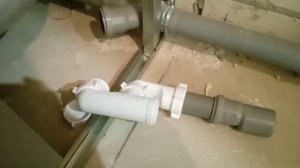 Устанавливаем ванну - избавляемся от гофры.