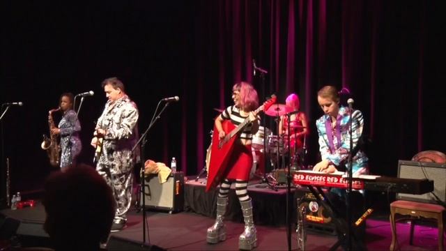 Red Elvises Performance Clips смотреть онлайн