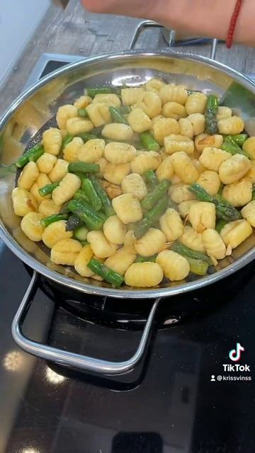 Spargel mit Gnocchi und Pinienkernen😋 смотреть онлайн