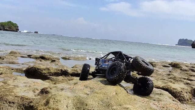 Axial RR10 BOMBER at the beach | RC Malang смотреть онлайн