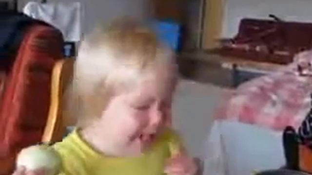 Ребенок ест лук. смотреть онлайн