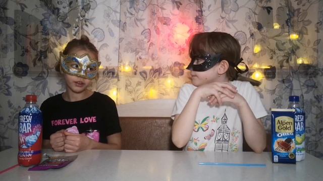 Пробуем синюю и розовую еду из магазина. смотреть онлайн