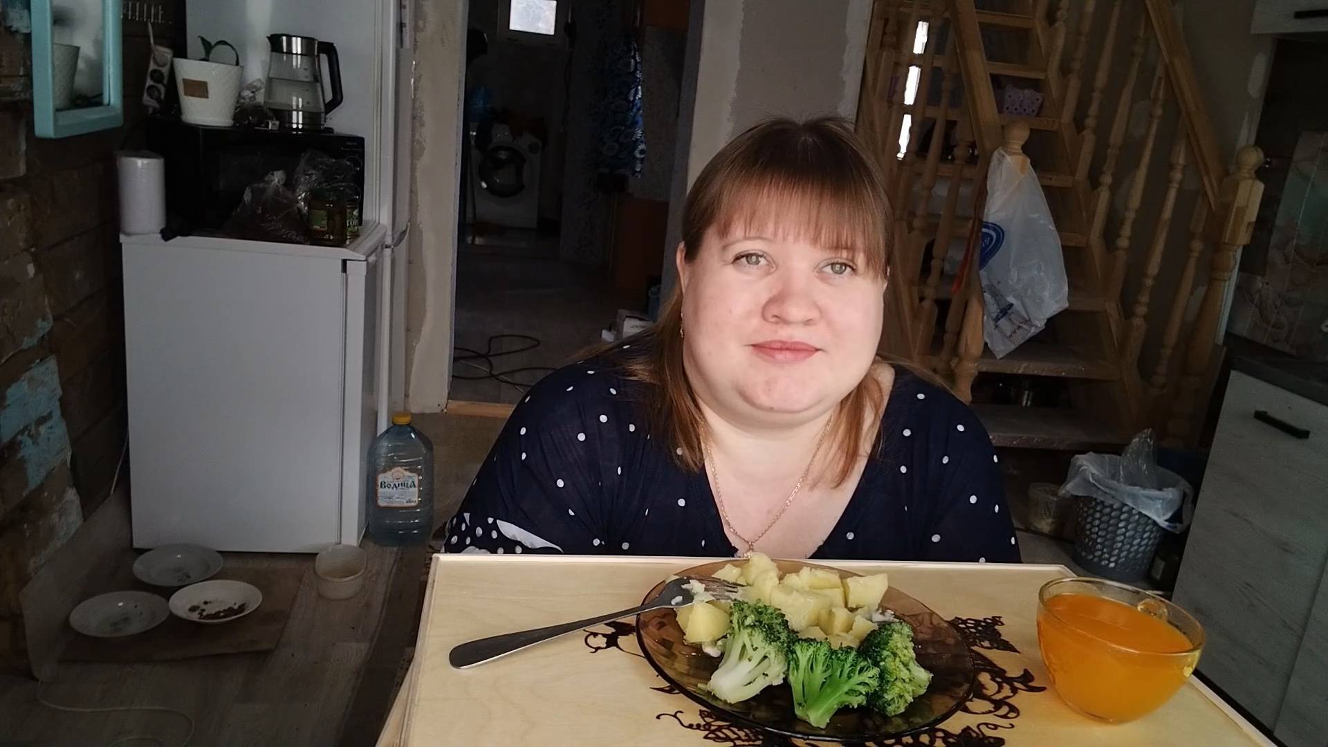 ПРОСТАЯ ЖИЗНЬ МАРИНУЮ МЯСО НА РАБОТУ СЬЕЗДИЛА НА МАССАЖ ЖИЗНЬ ПРОСТЫХ ЛЮДЕЙ смотреть онлайн