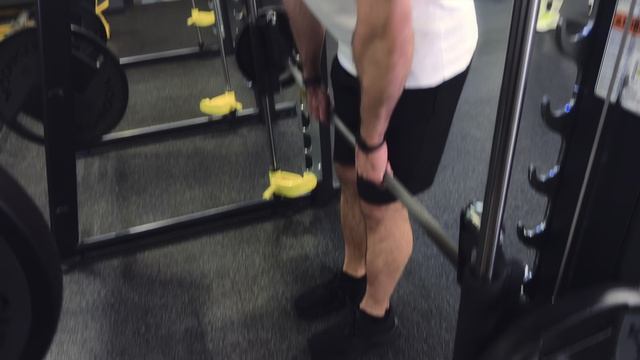 Румынская тяга в смите