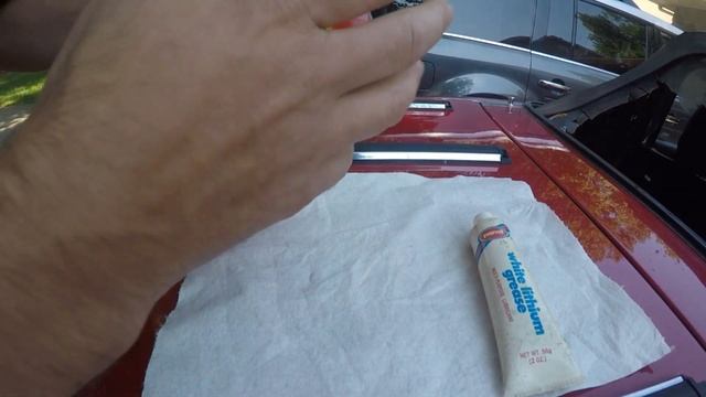 Draining Gas & Replacing Fuel Filter on 90 Miata смотреть онлайн