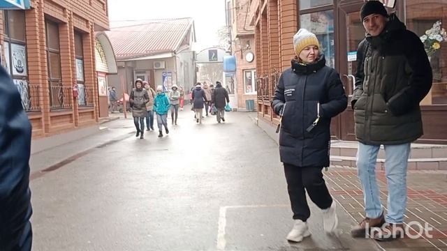 Зимним днём на центральном рынке в Ейске смотреть онлайн